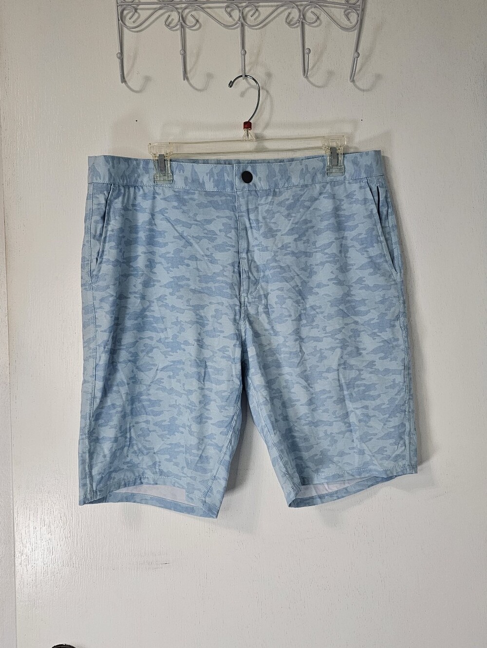 Johnnie O High Performance Hybrid Light Blue Camo Golf Men's Shorts - Size 35